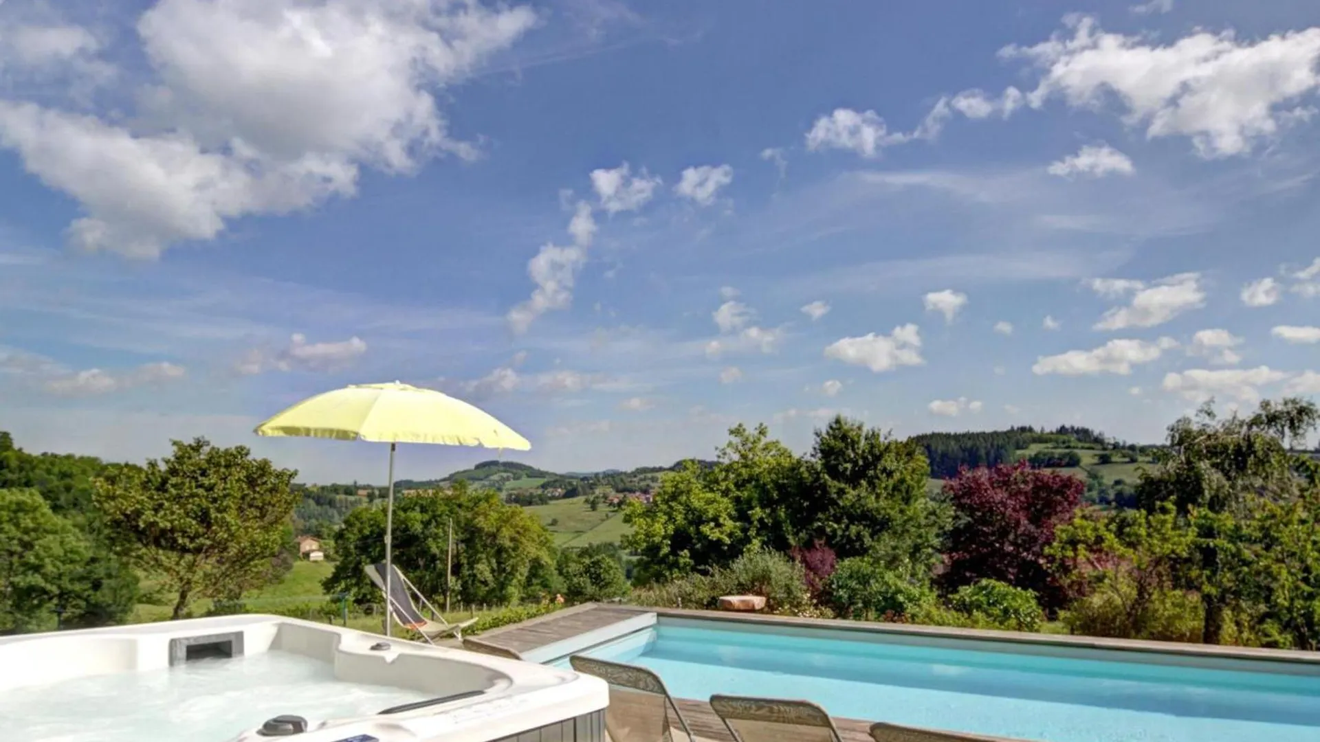 Maison De Campagne Avec Piscine, Spa Et Jeux Exterieurs Dans Le Haut Beaujolais - Fr-1-496-247 Belmont-de-la-Loire 0*,  France