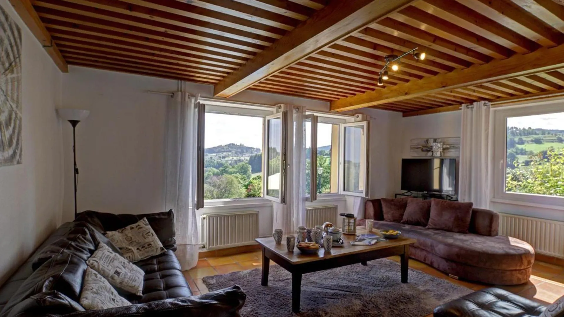 Maison De Campagne Avec Piscine, Spa Et Jeux Exterieurs Dans Le Haut Beaujolais - Fr-1-496-247 Belmont-de-la-Loire Holiday home
