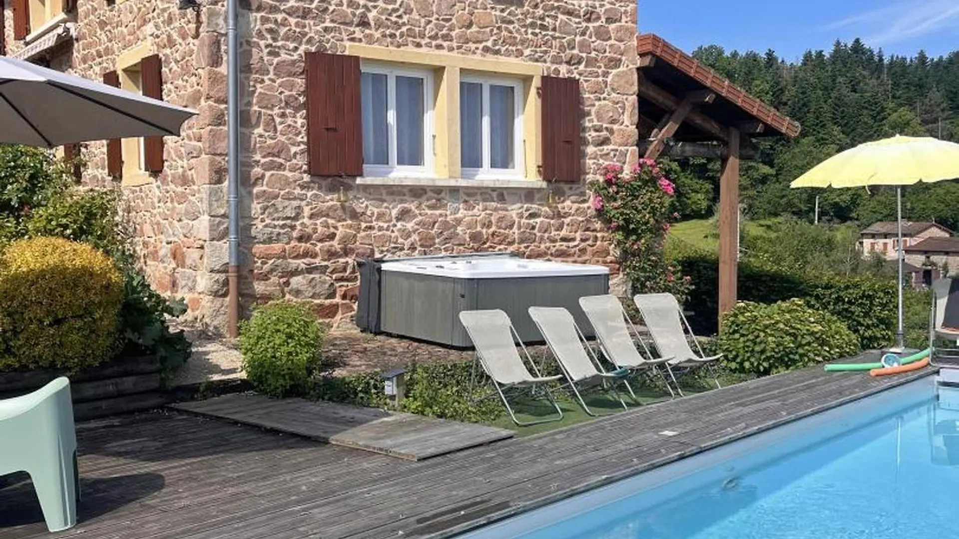 Maison De Campagne Avec Piscine, Spa Et Jeux Exterieurs Dans Le Haut Beaujolais - Fr-1-496-247 Belmont-de-la-Loire